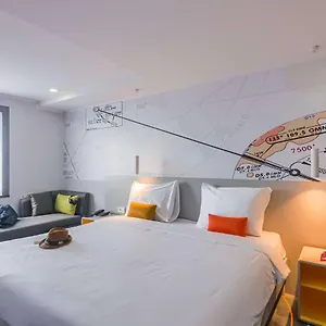 Ibis Styles Bucharest Airport מלון