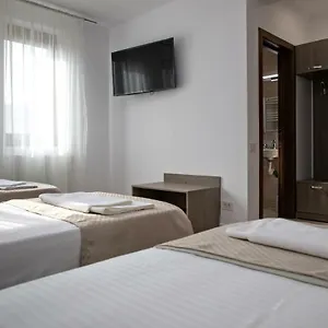Airport House בית הארחה