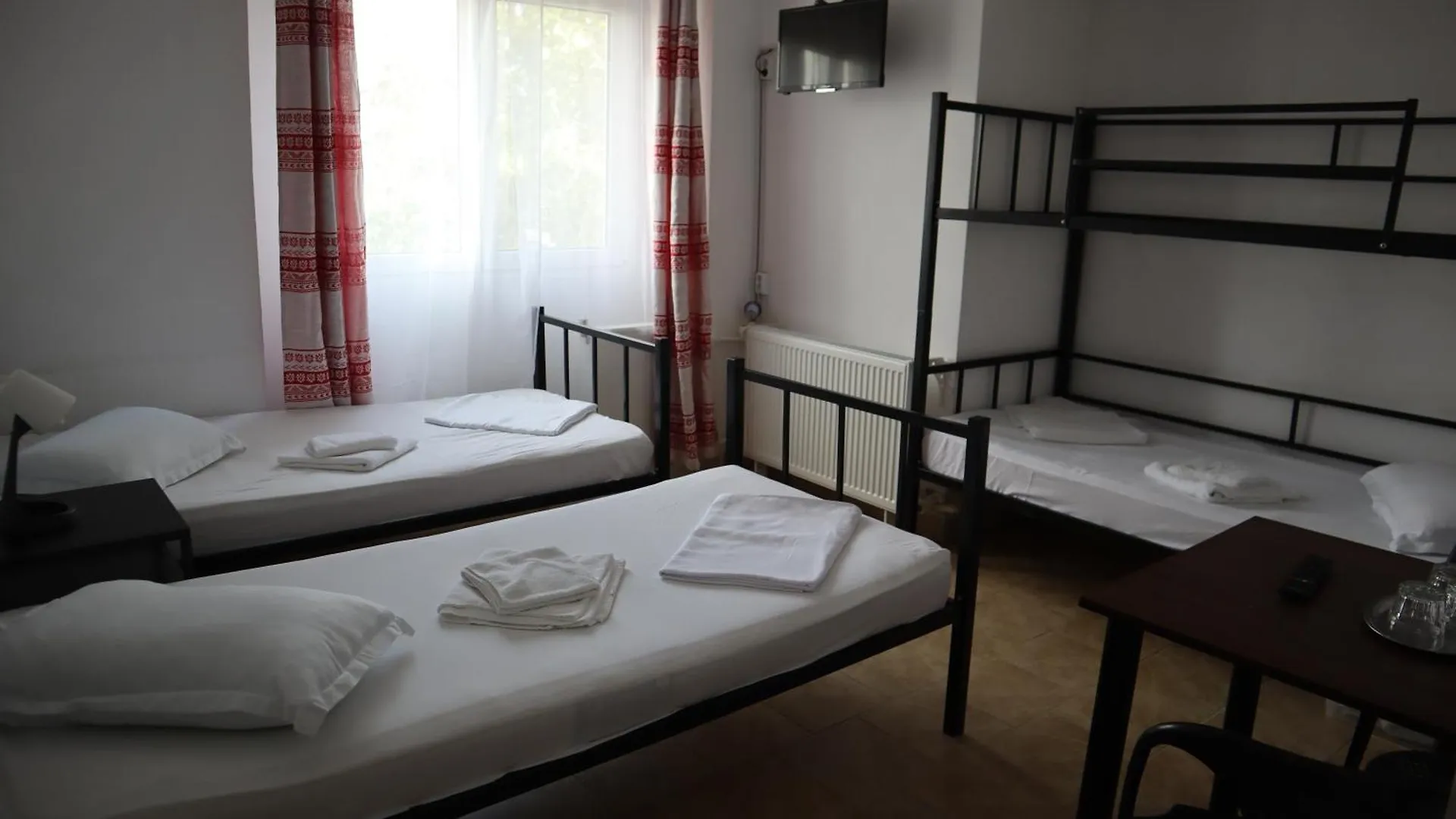 Taxi Hostel Otopeni 3*,